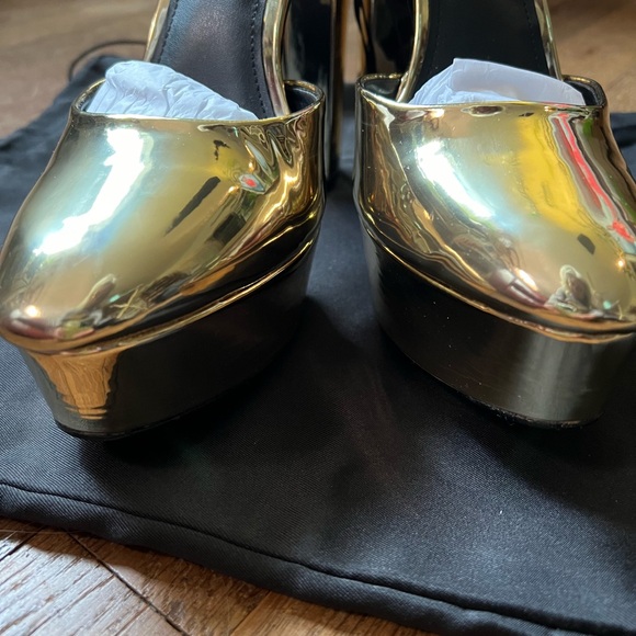 EXPRESS Metallic Rounded Toe
Platform Pumps - Picture 5 of 10